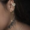 brinco com corrente coração Ear Line Coração Dourado