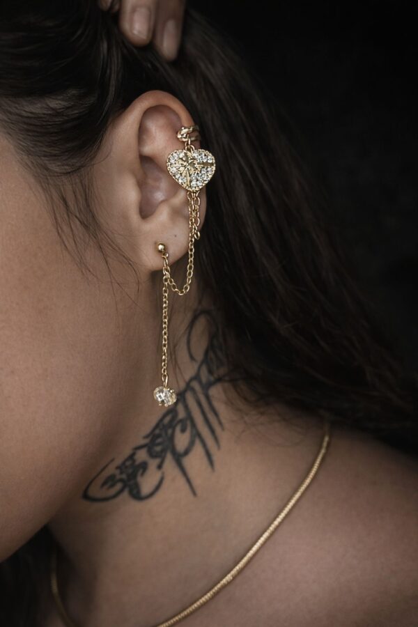 brinco com corrente coração Ear Line Coração Dourado