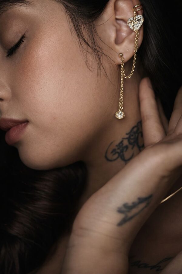 brinco com corrente coração zoom Ear Line Coração Dourado